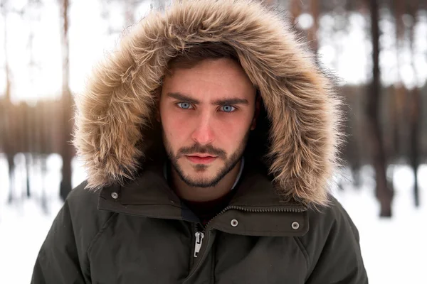 Knappe Brutale Bebaarde Jonge Blanke Man Die Het Winterseizoen Buiten — Stockfoto
