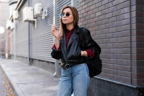 Hermosa Joven Elegantemente Vestida Chica Caucásica Fuma Cigarrillo Calle Fumar —  Fotos de Stock