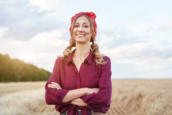 Kobieta Rolnik Stojący Rolnicze Uśmiechnięty Kobieta Agronomist Specjalista Rolnictwo Rolnictwo — Zdjęcie stockowe
