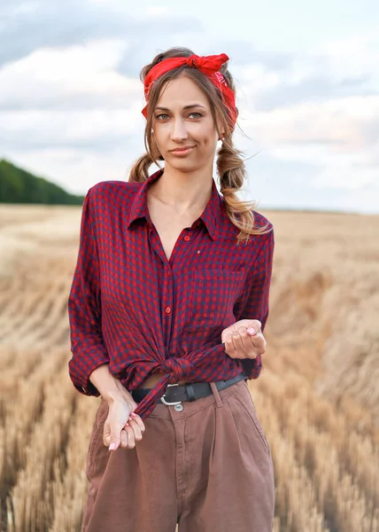 Woman Farmer Standing Farmland Smiling Female Agronomist Specialist Farming Agribusiness — Stock Photo, Image