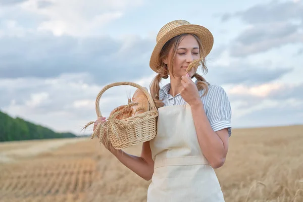 Kvinnlig Bonde Stående Vete Jordbruk Fält Kvinna Bagare Innehav Korg — Stockfoto