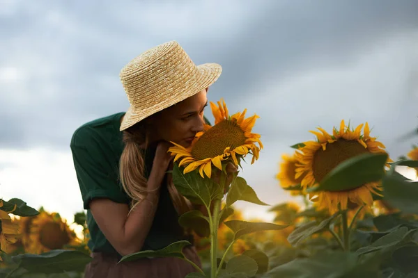 農業ひまわり畑に立つ女性農学者白人女性農家わら帽子肖像農業労働者フィールド計画の実業家女性彼らの収入 農業の概念 — ストック写真