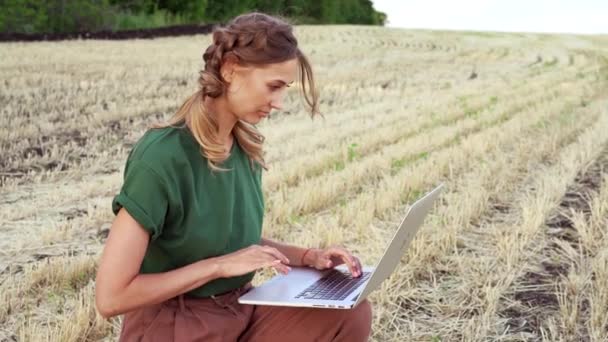 Kvinnlig bonde halm hatt smart jordbruk sittande jordbruksmark ler med hjälp av digitala tablett Kvinnlig agronomen specialist forskning övervakning analysdata agribusiness — Stockvideo