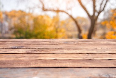 Boş ahşap tablo doğa bokeh arkaplan ile bir ülke açık hava teması, şablon ürün görünümü için taklit alanı kopyala