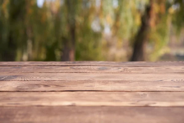 Tomma Trä Bord Natur Bokeh Bakgrund Med Ett Land Utomhus — Stockfoto