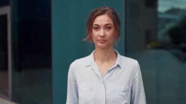 İş kadını başarılı kadın iş adamı dışarıda şirket binasının dış tarafında duruyor. Dalgın Kafkas güveni profesyonel iş kadını orta yaşlı 