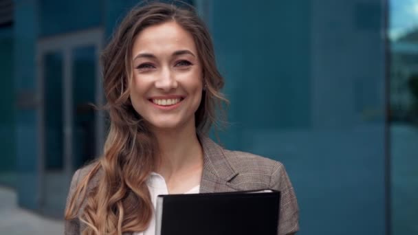 女企业家成功的女商人站在室外公司大楼的外面.兴奋的高加索自信职业商业女性中年 — 图库视频影像