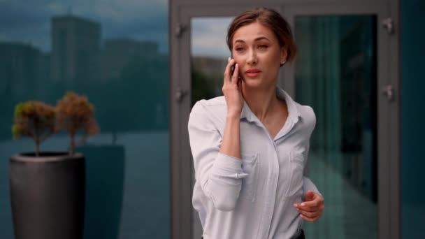 Zakelijke vrouw lopen laat kantoor bellen mobiele telefoon Kaukasische gestresste vrouwelijke passagier haast bij het boarden luchthaven Slow motion — Stockvideo