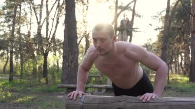 Yakışıklı beyaz erkekler, sabah antrenman yapmak için havalanıyorlar. Kol kaslarını çalıştırmak için spor yapıyorlar.