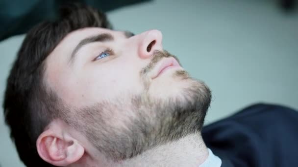 Nuori kaunis valkoihoinen nainen kampaaja leikkaa parta komea mies moderni parturi — kuvapankkivideo