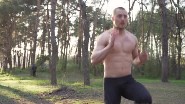 Schöne Männer Outdoor-Workout Cross-Training Morgentraining. Arm strecken vor dem Sport auf dem Sportplatz Naturwald — Stockvideo