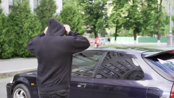 Masina jacking hoț fura masina rupere ușă de locuri de muncă criminale hoț auto hoț negru balaclava hoodie încercarea de a sparge în șurubelniță vehicul stradă violență gangster hoț auto — Videoclip de stoc