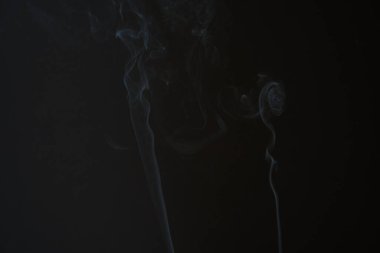 Metin için kopyalama alanı olan siyah arkaplanda duman şekli