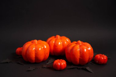 Cadılar Bayramı arka planı, turuncu dekoratif plastik balkabağı siyah yarasa siyah karton Şükran Günü tebrik kartı deseni