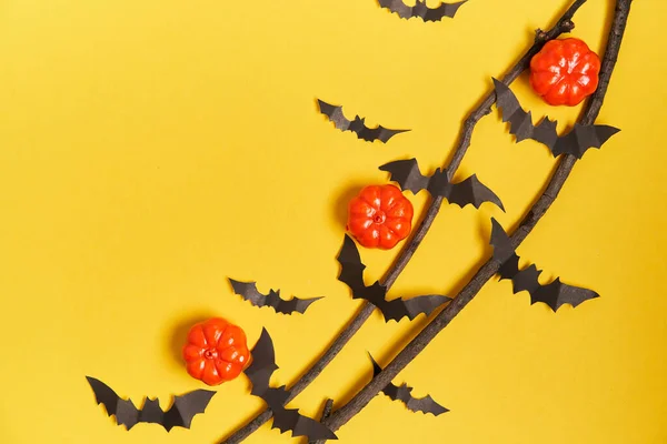 할로윈 오렌지 플라스틱 호박검은 배트마른 나뭇가지노란 골판지 추수감사절 — 스톡 사진