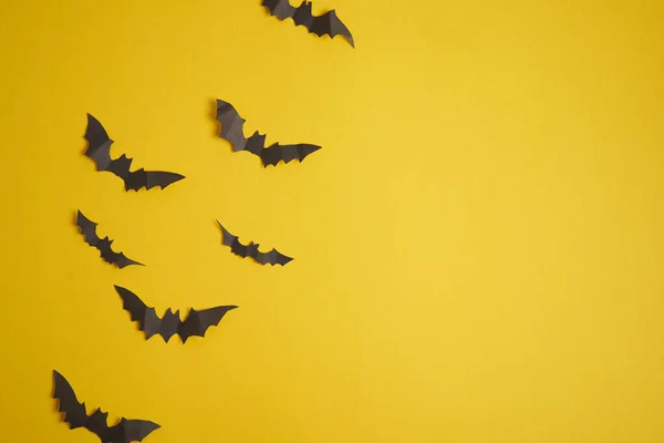 Concepto Decoración Halloween Murciélagos Papel Negro Fondo Cartón Amarillo Con — Foto de Stock