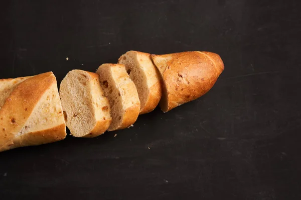 Une Tranche Baguettes Françaises Croustillantes Trouvent Fond Table Noir Foncé — Photo