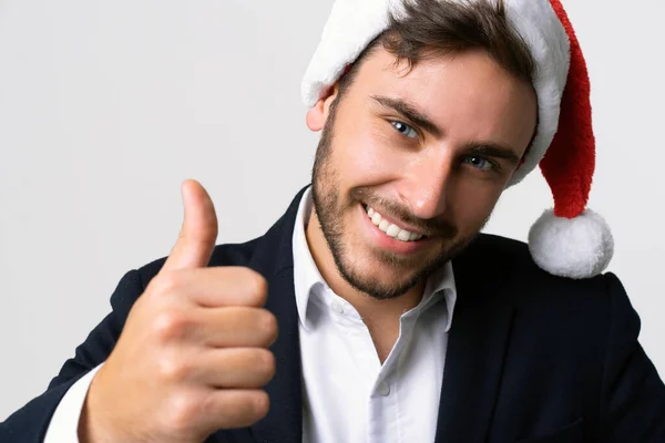 Jovem Caucasiano Bonito Terno Negócios Chapéus Papai Noel Fica Fundo — Fotografia de Stock