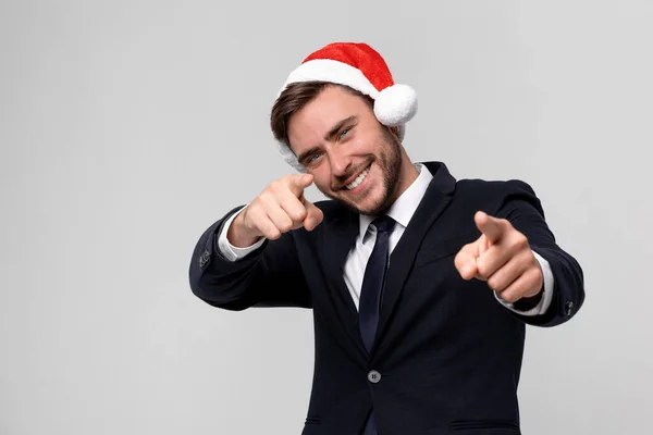 Jovem Caucasiano Bonito Terno Negócios Chapéus Papai Noel Fundo Branco — Fotografia de Stock