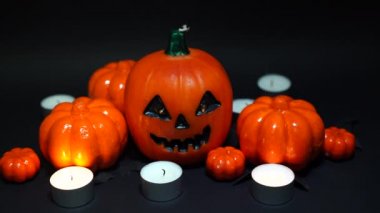 Cadılar Bayramı geçmişi, turuncu dekoratif plastik balkabağı siyah kağıt yarasa siyah karton Şükran Günü tebrik kartı. Yüksek kalite 4k görüntü