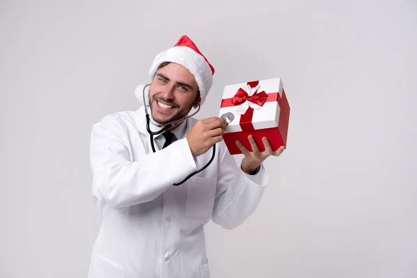 Jovem Médico Bonito Uniforme Branco Chapéu Papai Noel Estúdio Fundo — Fotografia de Stock