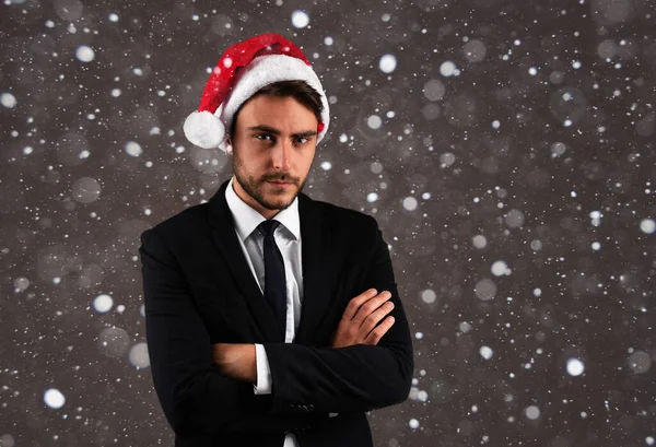 Junger Gutaussehender Kaukasischer Typ Businessanzug Und Weihnachtsmütze Steht Auf Grauem — Stockfoto