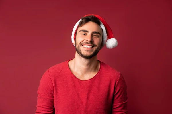 Jovem Cara Caucasiano Bonito Camisola Vermelha Chapéus Papai Noel Fica — Fotografia de Stock