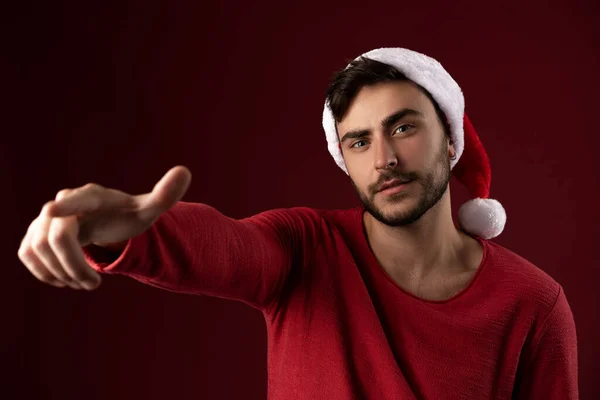 Junger Gutaussehender Kaukasischer Typ Rotem Pullover Und Weihnachtsmütze Steht Auf — Stockfoto