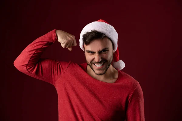 Junger Gutaussehender Kaukasischer Typ Rotem Pullover Und Weihnachtsmütze Steht Auf — Stockfoto