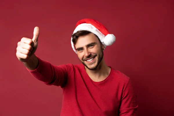 Jovem Caucasiano Bonito Camisola Vermelha Chapéus Papai Noel Fica Fundo — Fotografia de Stock