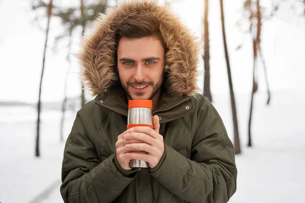 Een Aantrekkelijke Blanke Man Staat Winter Bos Drinken Warme Drank — Stockfoto
