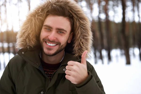 Knappe Bebaarde Jonge Kaukasische Man Die Buiten Staat Sweater Winter — Stockfoto