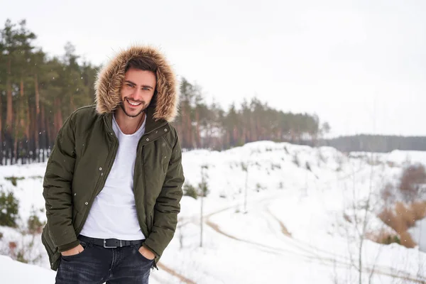 Knappe Bebaarde Jonge Kaukasische Man Die Buiten Staat Bontkap Winter — Stockfoto
