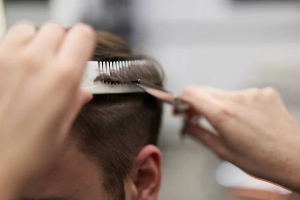 Güzel Beyaz Kadın Kuaför Müşteriye Saç Stili Yapıyor Yerinde Kuaför — Stok fotoğraf