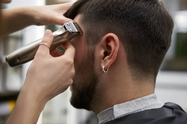 Salão. close-up de um corte de cabelo feminino, mestre em uma barbearia