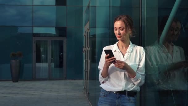 女企业家成功的女商人站在室外公司大楼的外面.忧心忡忡的高加索职业商业女性 — 图库视频影像