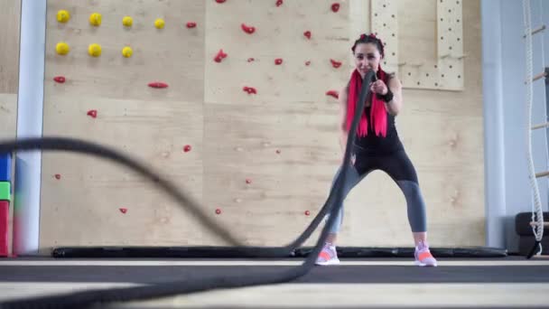Tělocvična bojové lano žena výdrž trénink atlet chlap fitness cvičení vytrvalost vnitřní cvičení. — Stock video