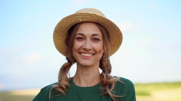 Mujer agricultor sombrero de paja delantal de pie tierras de labranza sonriente Agrónoma especialista en agricultura agronegocios feliz positivo trabajador caucásico campo agrícola — Vídeos de Stock