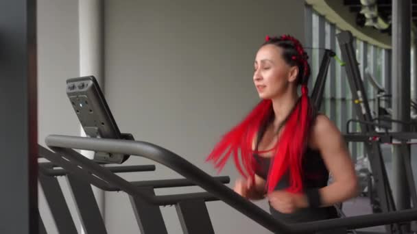 Žena běží běžecký pás tělocvična Sportovec jogging krytý hubnutí cvičení jogger spustit Cardio školení — Stock video