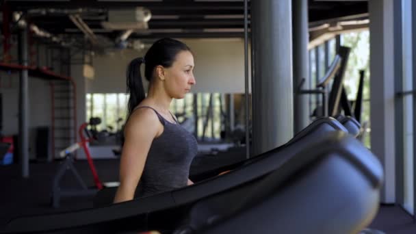 Mujer corriendo caminadora gimnasio Atleta trotando indoor Entrenamiento de pérdida de peso trotador run Entrenamiento de cardio — Vídeos de Stock