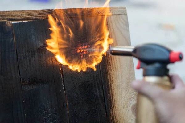 Menuisier Professionnel Utilisant Vieille Technique Japonaise Traditionnelle Brûler Des Planches — Photo