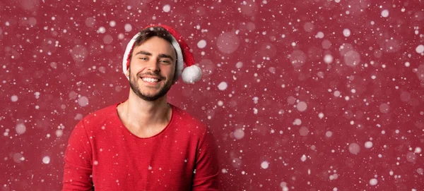 Jovem Cara Caucasiano Bonito Camisola Vermelha Chapéus Papai Noel Fica — Fotografia de Stock