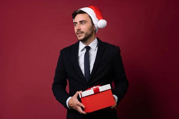 Jovem Cara Caucasiano Bonito Terno Negócios Chapéus Papai Noel Fica — Fotografia de Stock