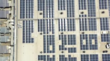 Çatıya kurulmuş güneş panelleri, sürdürülebilir teknoloji ile yenilenebilir enerji ve çevresel korunmaya katkı sağlıyor. Hava aracı görüntüsü
