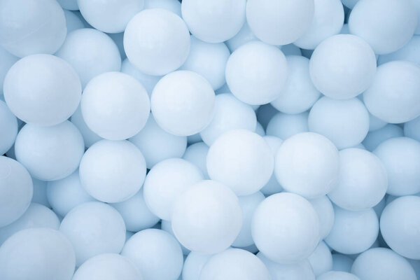 Много голубых пластиковых шариков для сухого бассейна в парке развлечений
