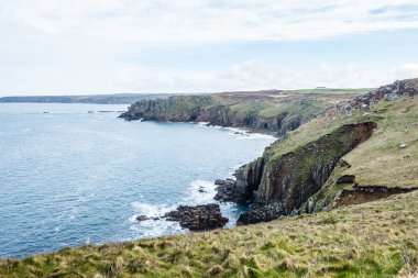 kıyı şeridi dik, yüksek shores, yeşil çim büyümüş oluşur; Kıyı boyunca kayalar boyunca beyaz dalgalar vardır