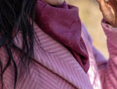 Mor tonları Bahar elbise - koyu mor eşarp deseni ile ve beyaz koni deseni ile hafif mor ceket