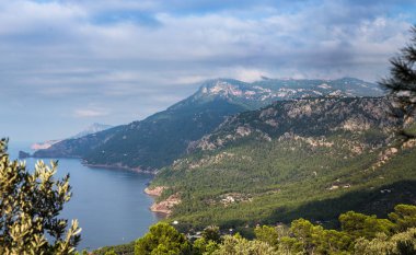 kuleden deniz ve dağlar görüntüleyin; Dağları ormanları ile büyümüş; doğal dinlenme yerleri