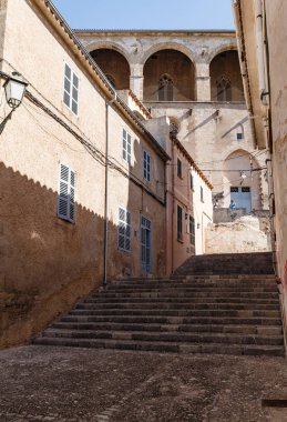 boş dar karanlık sokakta eski, tarihi bir şehir; binalar ve kahverengi tonlarında sokak