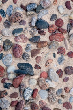 Sahil kum küçük taşlar; Deniz taşlar çeşitli boyut ve renkleri; Taş ve kum arka plan